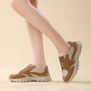 Primo piano di scarpe dad beige da donna con trama scamosciata e suola spessa per sport