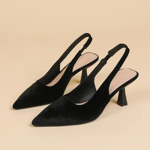 Vue latérale élégante d'escarpins slingback en velours noir à bout pointu et talons évasés