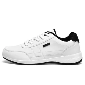 Vue latérale détaillée de baskets imperméables blanches avec accents noirs pour hommes