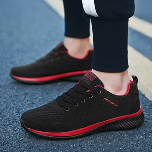 Ανδρικά αθλητικά παπούτσια flyknit μαύρα με κόκκινες λεπτομέρειες για σπορ εμφάνιση