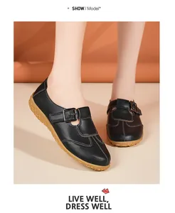 Retro Mary Jane Ballerinas aus schwarzem Leder mit weicher Sohle am Modell