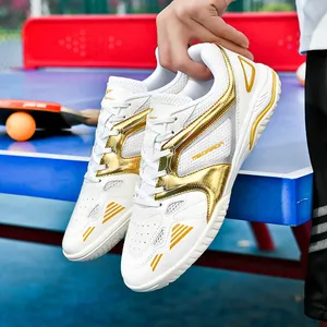 Chaussures de sport professionnelles blanc et or pour le tennis de table et le badminton.
