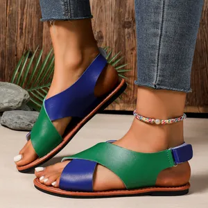 Vue détaillée de sandales plates pour femmes avec brides croisées vertes et bleues chic