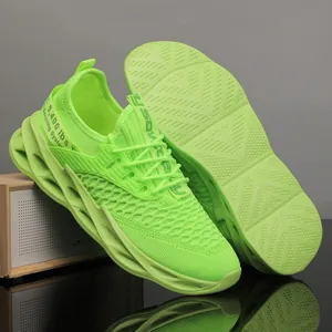 Professionele neon groene hardloopschoenen met blade-zool en ademend mesh bovenwerk