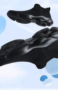 Vue détaillée de la tige en maille fly-knit noire respirante et de la semelle texture