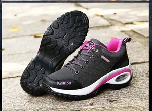 Detalle de zapatillas con cámara de aire para mujer con suela antideslizante