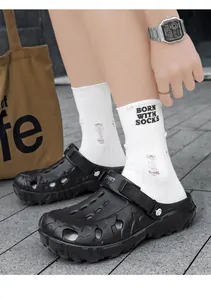 Detailansicht der schwarzen EVA-Clogs für Herren mit robuster Sohle und Belüftung