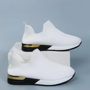 Vue détaillée de la tige en maille blanche respirante sur les chaussures de course pour femmes