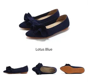Detailansichten von dunkelblauen Strick-Ballerinas mit Rüschenverzierung in Lotosblau
