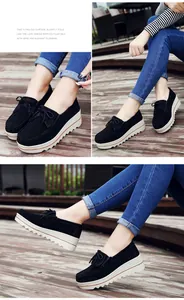 Vistas multiángulo de mocasines de plataforma de ante negro con flecos en modelo.