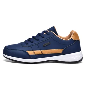 Profil latéral de baskets pour hommes imperméables bleu marine et beige chic.
