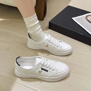 Sneakers bianche classiche retrò con suola piatta e punta rotonda stringate