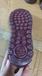 Vue macro détaillée d'une semelle de chaussure bordeaux avec motif antidérapant