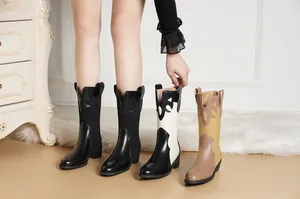 Variedad de botas cowboy occidentales retro con tacón ancho y diseño de patchwork elegante