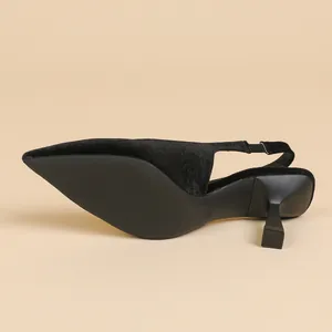 Vue détaillée de profil d'un escarpin slingback en velours noir à bout pointu et talon fin
