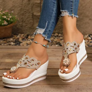 Elegantes sandalias de cuña blancas con pedrería brillante y detalle de flor de perla
