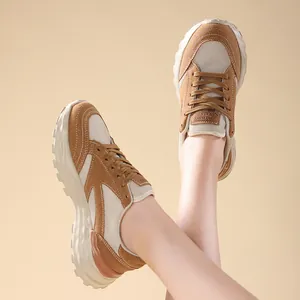 Dettaglio delle eleganti sneaker chunky beige da donna con mesh e pelle scamosciata