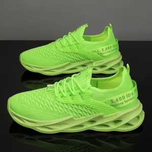 Detailweergave van neon groene heren hardloopschoenen met blade zool en fly-knit mesh
