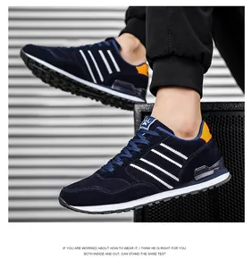 Primer plano de zapatillas deportivas azul marino para hombre con diseño de rayas.