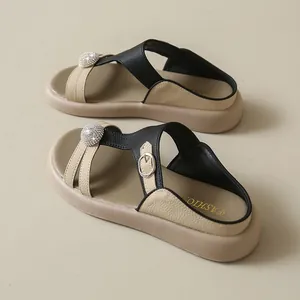 Detailansicht von Plateau-Sandalen für Damen mit Strass-Schnalle und Lederstruktur