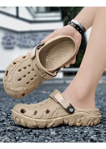 Detailansicht der khakifarbenen EVA-Herrenclogs mit rutschfester Sohle und Design.