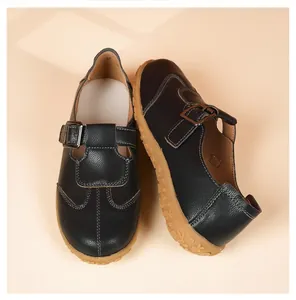 Detailansicht klassischer schwarzer Mary Jane Schuhe mit weichen flachen Sohlen und Schnalle