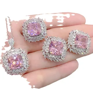 Elegante conjunto de joyas con piedras rosas cuadradas, collar, anillo y pendientes