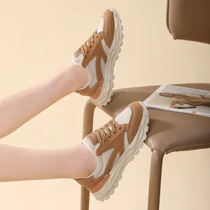 Vista dettagliata delle sneakers chunky da donna beige e marroni indossate da una modella