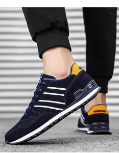 Vista lateral detallada de zapatillas de deporte en ante azul marino con rayas