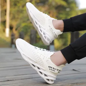 Detailopname van witte ademende flyknit blade sneakers voor heren in de buitenlucht
