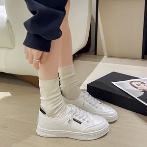 Sneakers bianche retrò con lacci dotate di comoda zeppa piatta e design a punta tonda