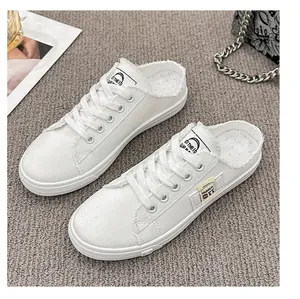 Elegantes zapatillas mule de lona blanca para mujer con detalles de bordes deshilachados