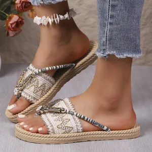 Imagen detallada de chanclas boho con cuña, suela de cuerda trenzada y tiras decoradas