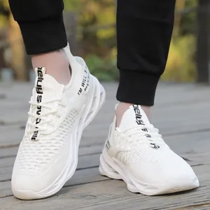 Detailweergave van witte ademende mesh blade hardloopsneakers voor heren op dek