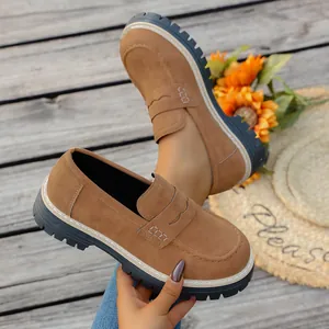 Gros plan sur des mocassins en daim marron avec semelle plateforme et coutures