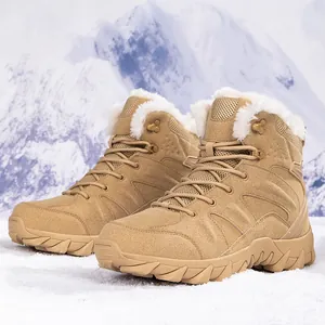 Botas de combate de invierno para hombre con forro de piel sintética en fondo de montaña nevada
