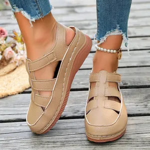 Bequeme beige Plateausandalen mit Keilabsatz für Damen mit geschlossener Zehenpartie