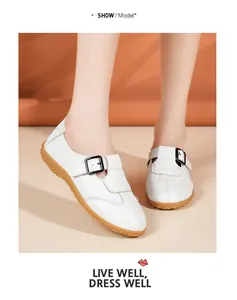 Detaillierte Nahaufnahme weißer Vintage-Loafer mit Schnallenriemen und weicher Sohle