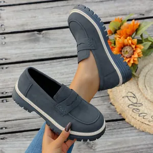 Gros plan de mocassins gris mat avec semelles compensées et coutures détaillées.