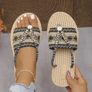 Detalle de chanclas con plataforma de paja con adornos florales y metálicos de playa