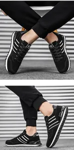 Vista detallada de zapatillas negras para hombre con rayas blancas y suela