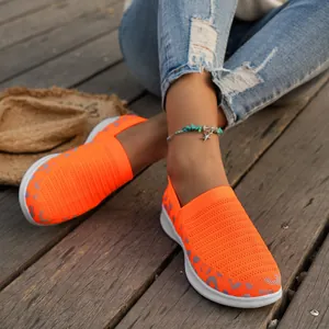 Detailopname van ademende oranje mesh instappers met een stijlvol luipaardpatroon.