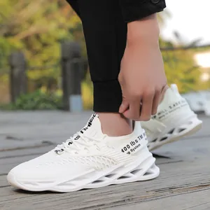 Detailopname van witte flyknit sneakers met bladzool voor heren in een buitenomgeving
