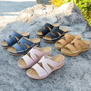 Muestra de pantuflas de cuña bordadas para mujer en colores azul, rosa, negro y marrón