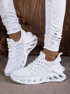 Gros plan de chaussures de course en maille blanche avec semelles à lame creuse uniques