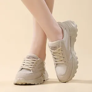 Vista dettagliata delle sneakers chunky albicocca con mesh traspirante e suola spessa.
