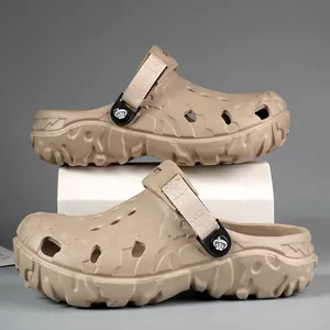 Bequeme Herren EVA-Clogs in Khaki mit rutschfester Sohle und verstellbarem Riemen.