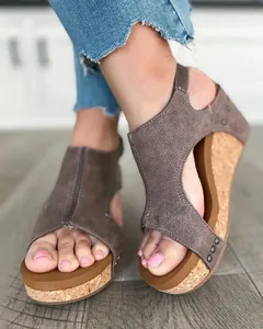Detailansicht von Damen Keilsandaletten mit Peep-Toe, rustikalem Braun und Nieten.