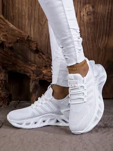 Détail de chaussures de course en mesh blanc avec semelles sculptées amortissantes
