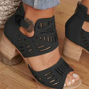 Vue détaillée des sandales noires à talons épais avec motifs ajourés et bout ouvert